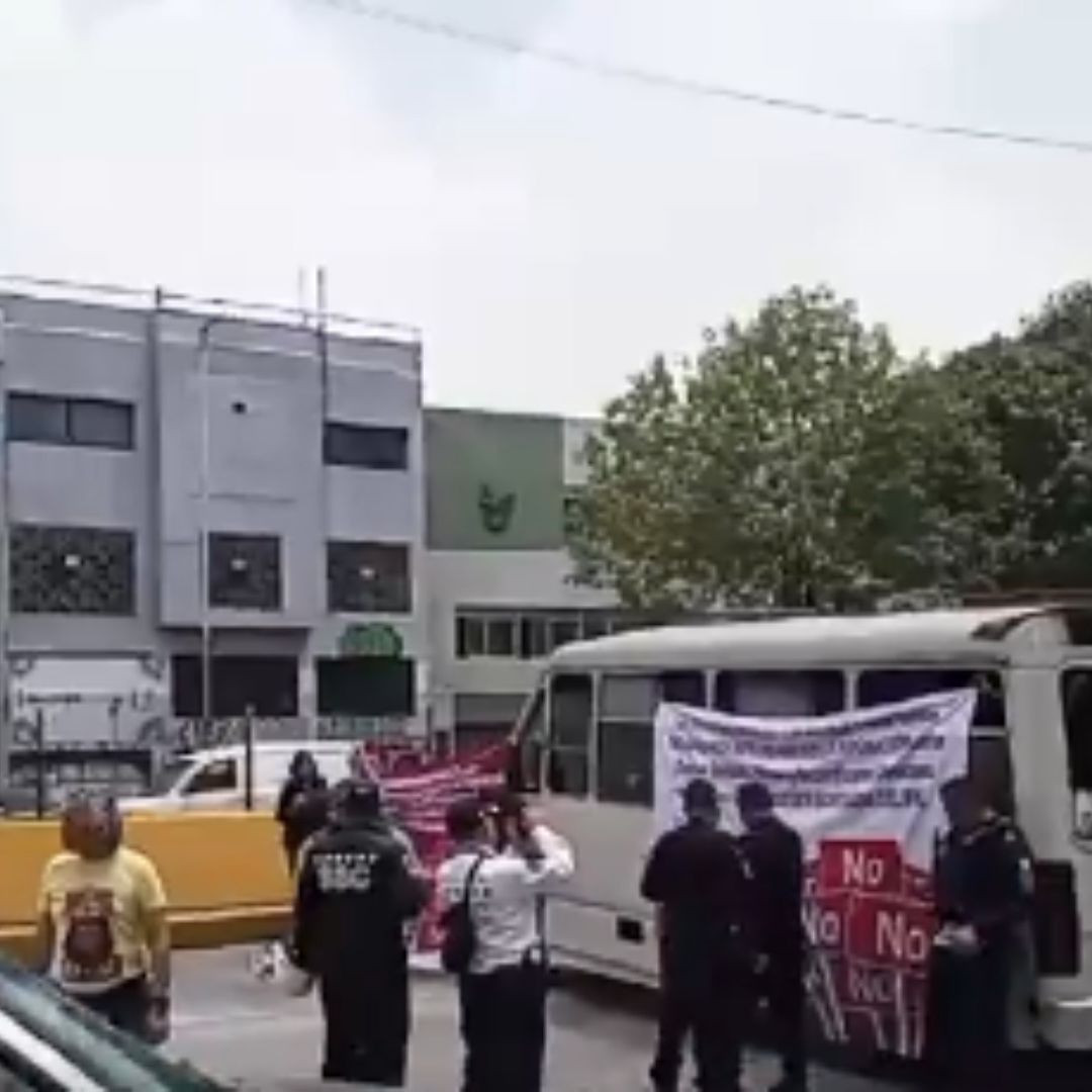 Profesores y alumnos del IPN bloquean Circuito Interior