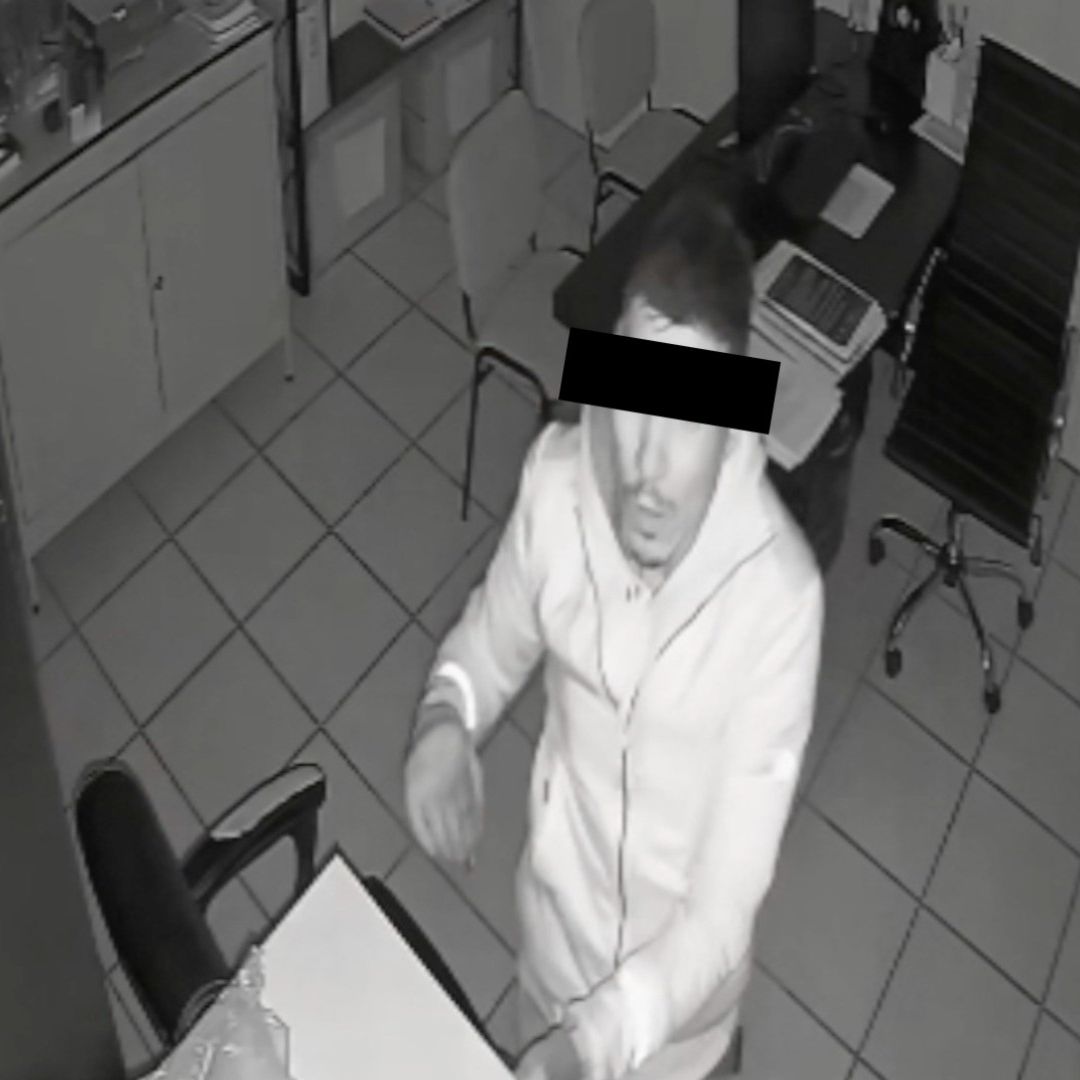 Cámaras Graban a Hombre Robando en Secundaria en Irapuato Guanajuato