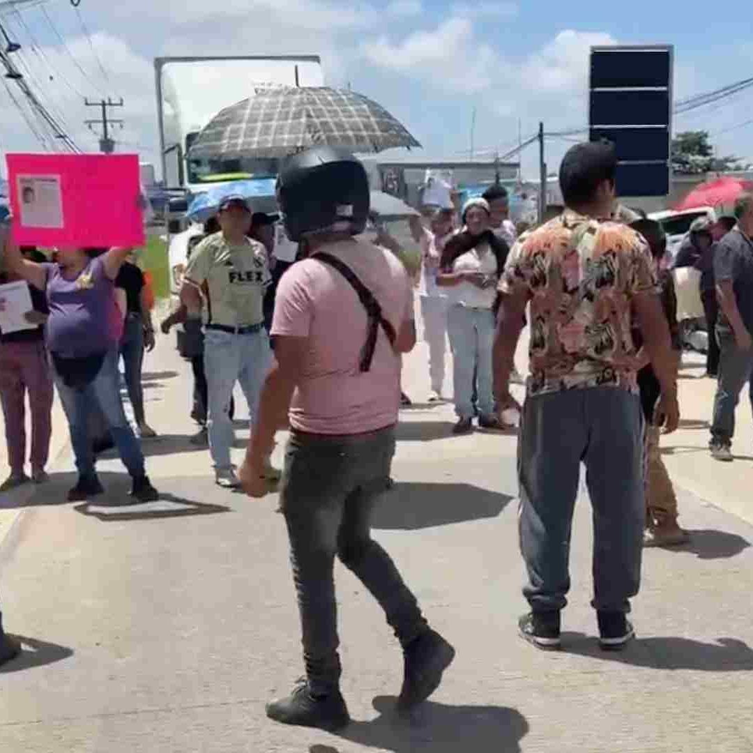 Bloquean Carretera Las Trancas Coatepec en Veracruz por la Desaparición de Dos Menores
