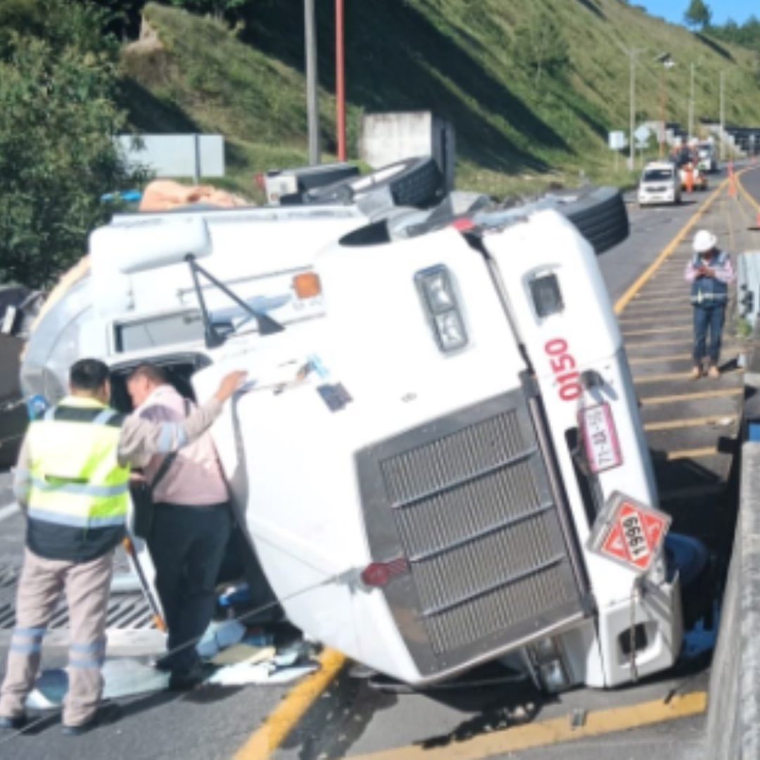 Tráfico por Accidente de Pipa en la Autopista México Tuxpan en Límites de Puebla e Hidalgo