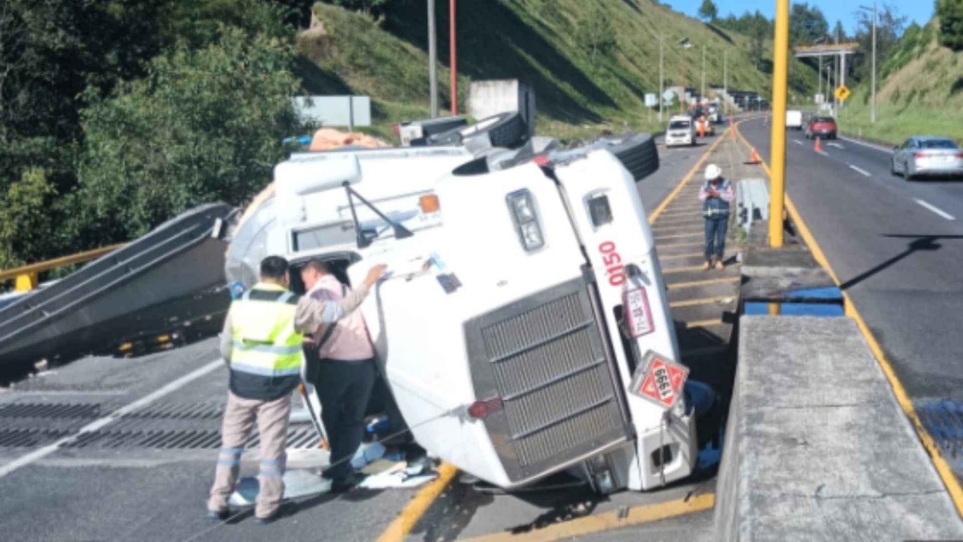 Tráfico por Accidente de Pipa en la Autopista México Tuxpan en Límites de Puebla e Hidalgo