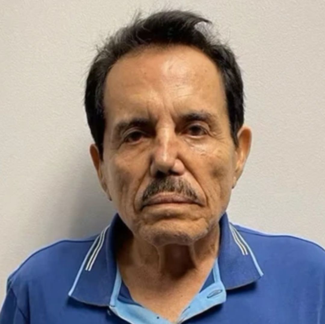 Un adulto mayor vestido con playera azul, ve hacia al frente.