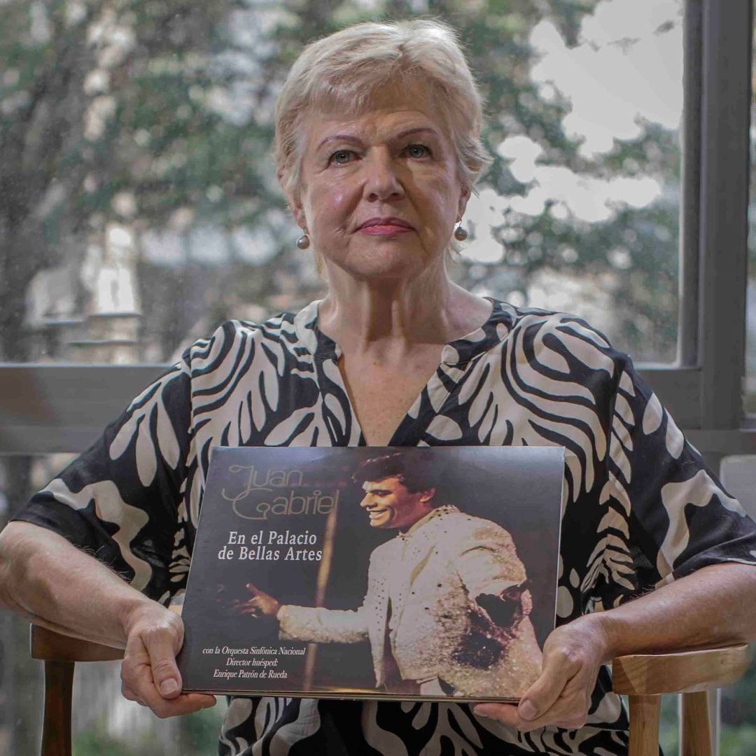 Una adulta mayor tiene una imagen de una imagen de Juan Gabriel.