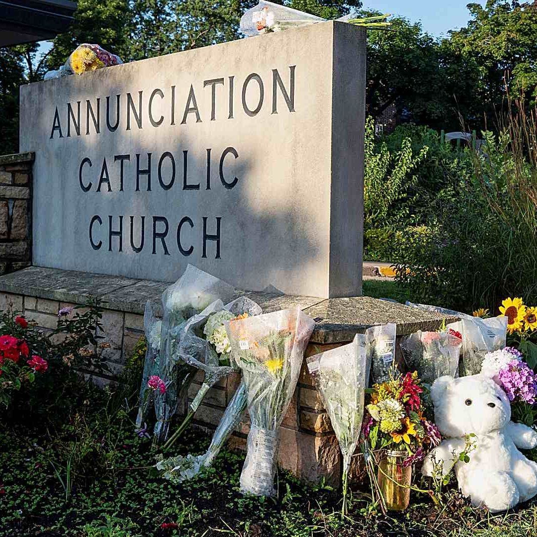 Flores y peluches afuera de la Iglesia de la Anunciación, donde ocurrió un tiroteo el 28 de agosto de 2025. Foto: Reuters