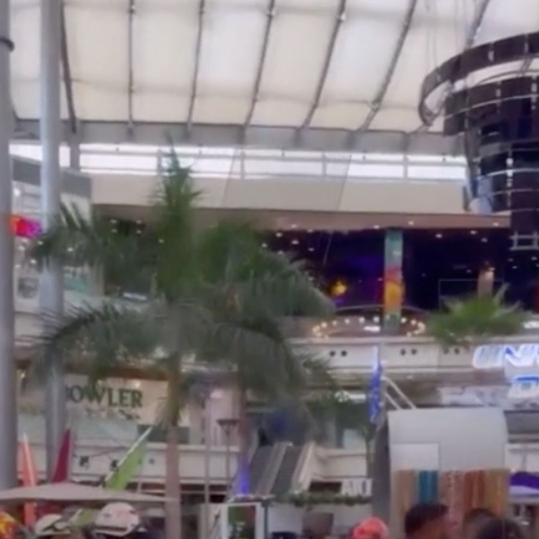 Cae techo de plaza comercial