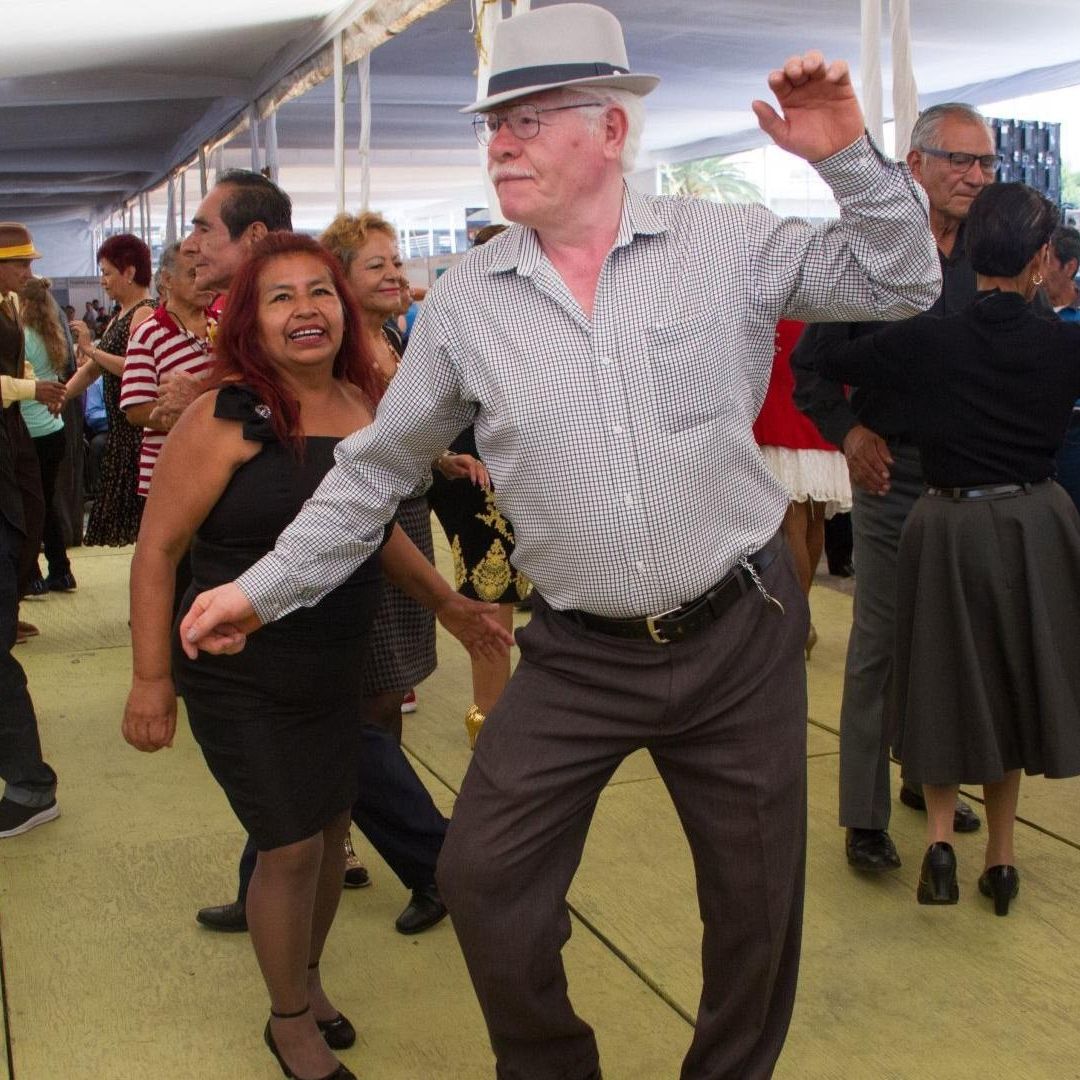 ¿Cómo Celebran Algunos Adultos Mayores el Día del Abuelo?