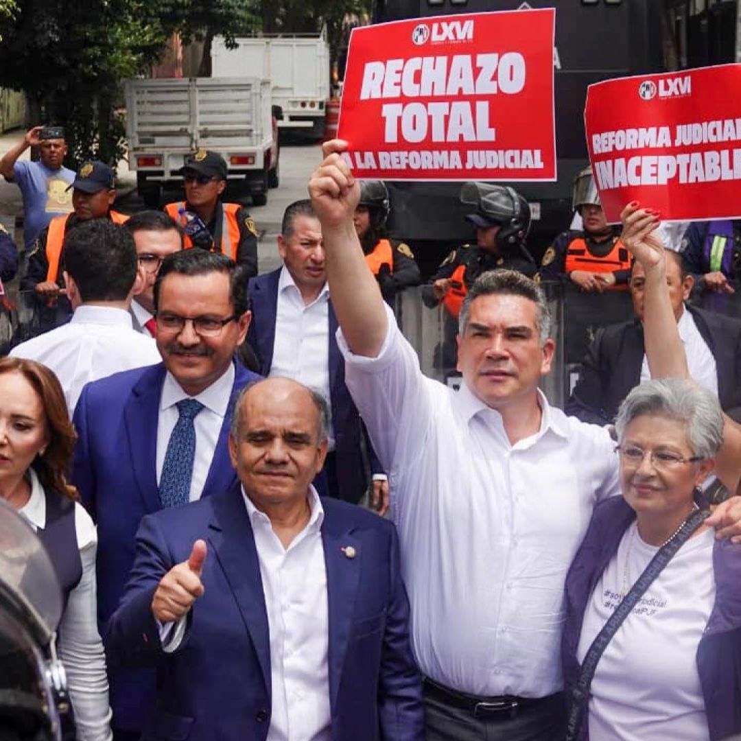 Los senadores priístas Manuel Añorve, Alejandro Moreno Cárdenas y Carolina Viggiano, junto con la vocera de los trabajadores del Poder Judicial, Patricia Aguayo. Foto: Cuartoscuro