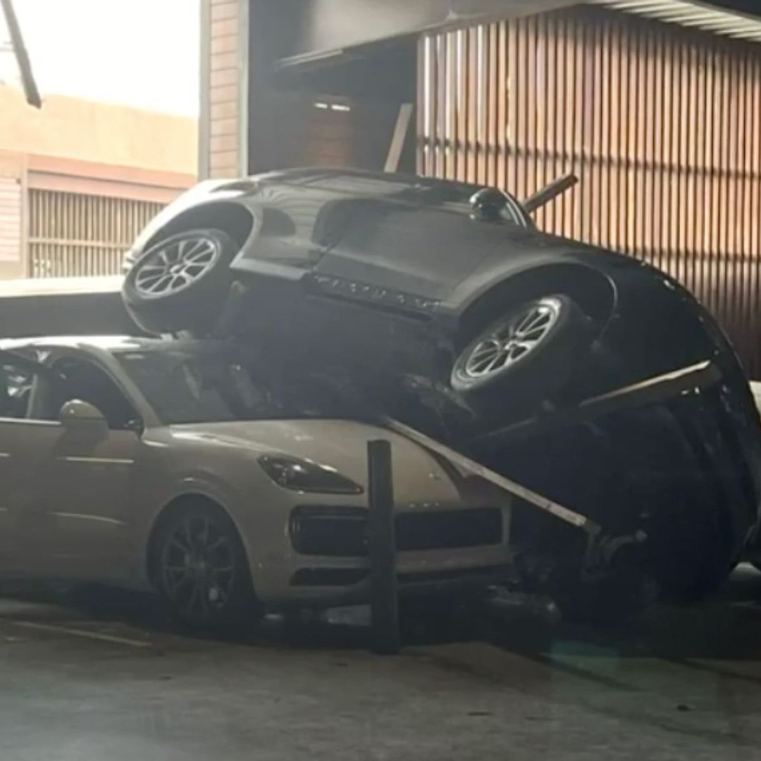 Cae arriba de automóviles estacionados