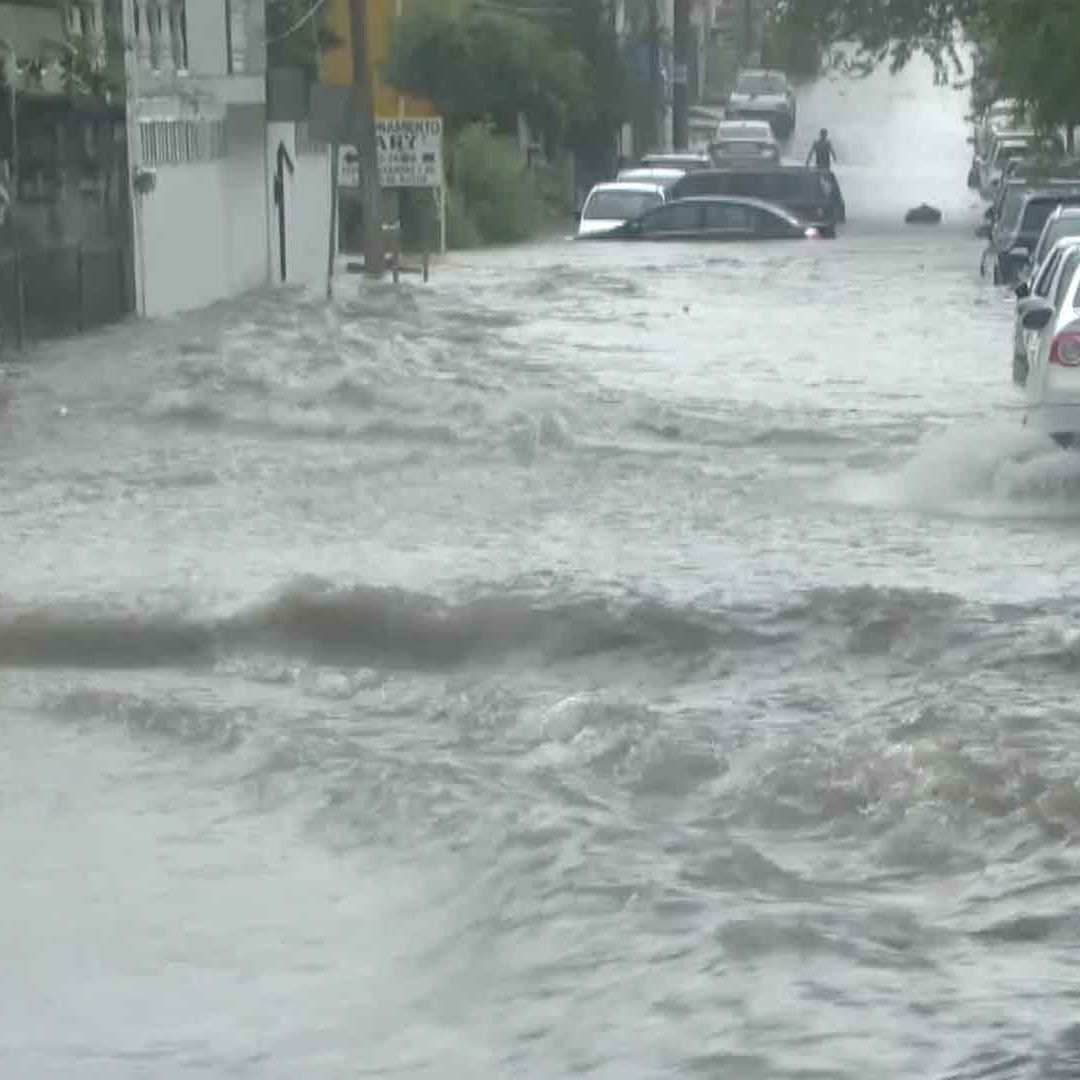 VIDEO: Fuerte Corriente de Agua Afecta una Decena de Vehículos en Ciudad Madero