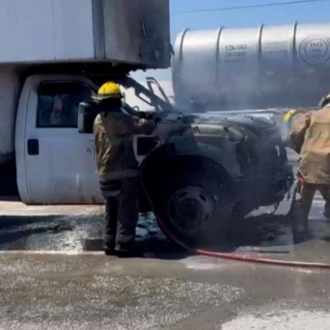 Se Incendia Camión de Mudanzas que Transportaba una Camioneta en Coahuila