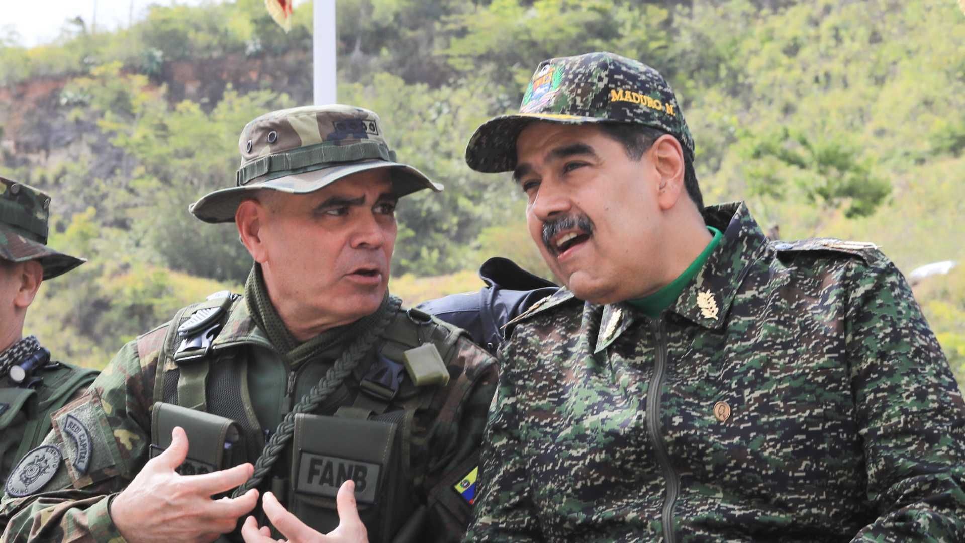 El ministro de Defensa, Vladimir Padrino, y Nicolás Maduro