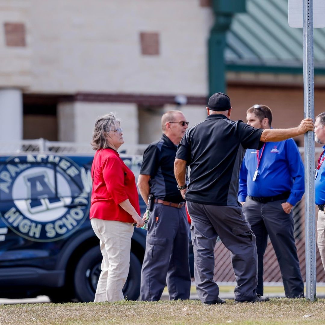 Autoridades en EUA vigilan inmediaciones de la Apalachee High School de Georgia que dejó cuatro muertos. Foto: EFE