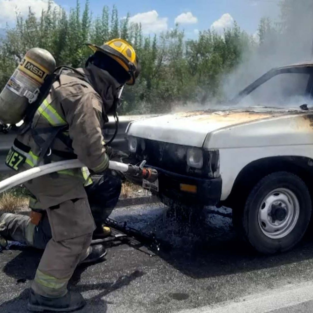 Se Incendia Camión con Envases de Cerveza en Carretera Monterrey-Saltillo