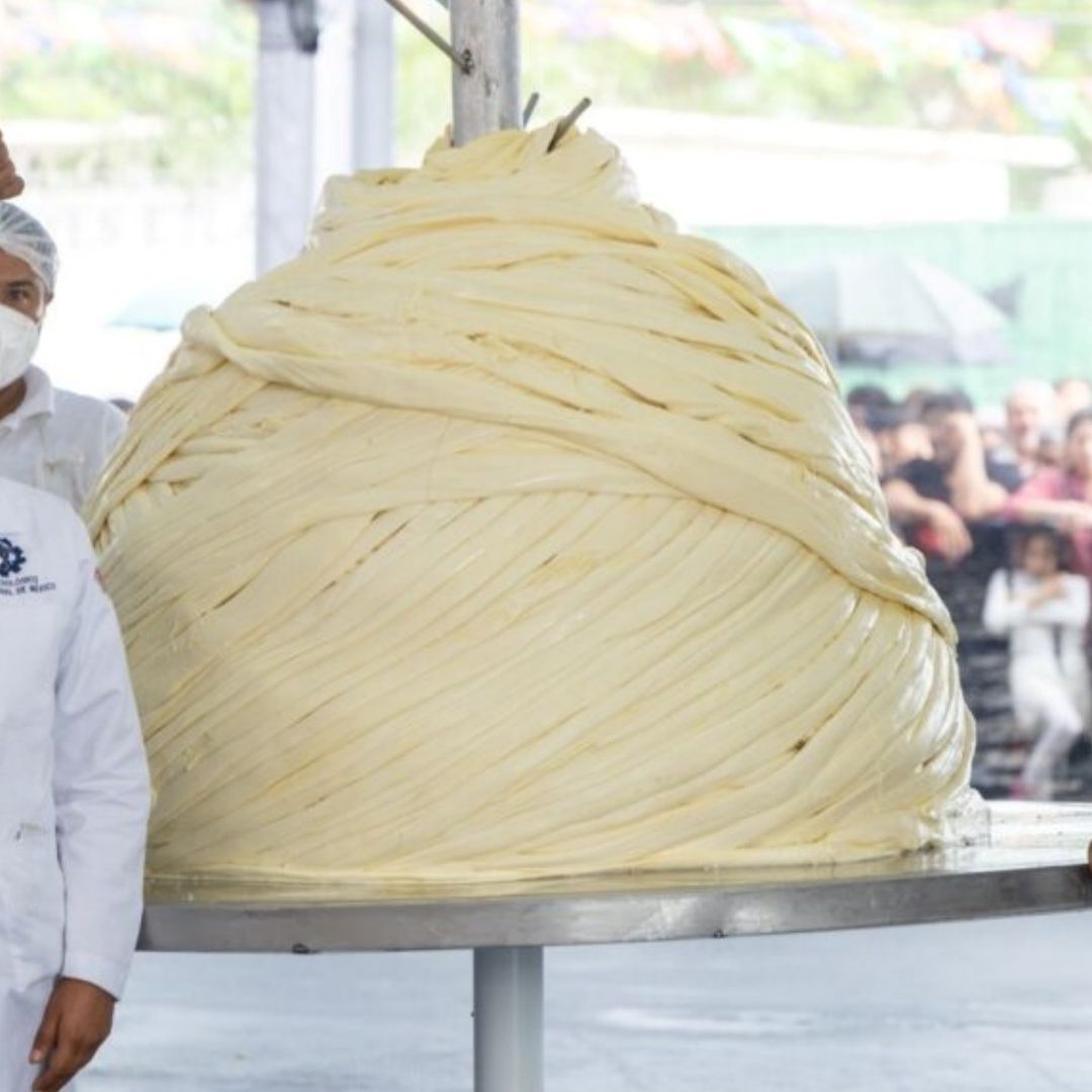 Elaboran la bola de quesillo más grande del mundo