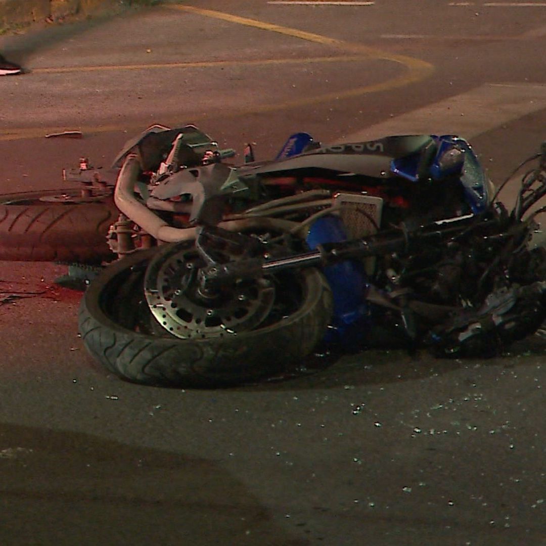 Motocicleta tirada tras accidente