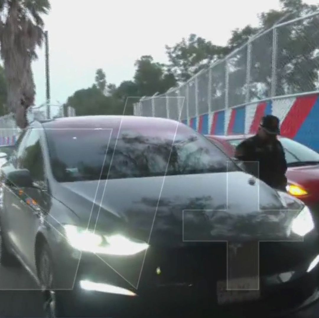 Un carro negro en medio del tránsito.