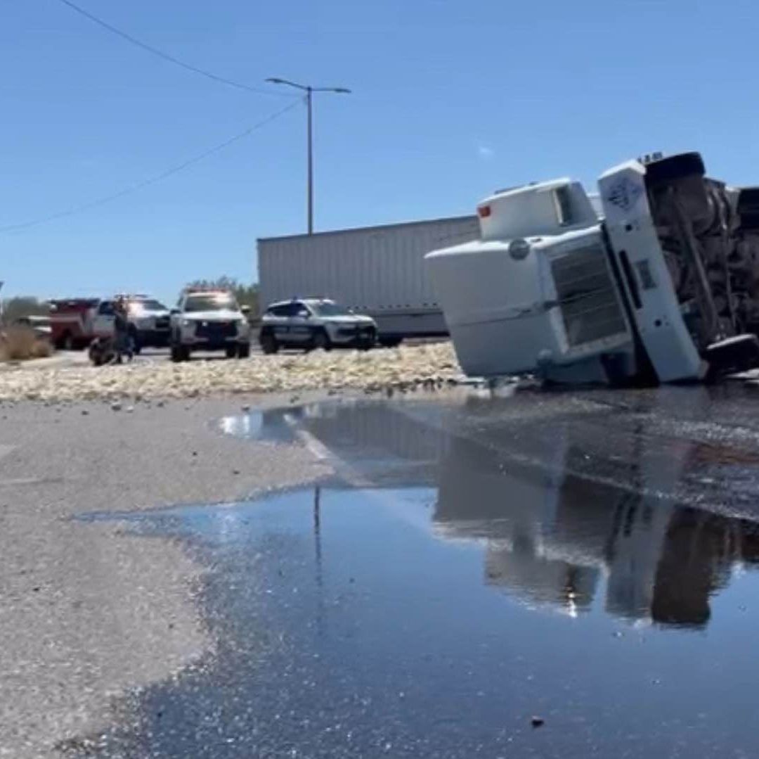 Vehículo de Carga se Voltea en Hermosillo; Se Derramaron Más de 600 Litros de Combustible