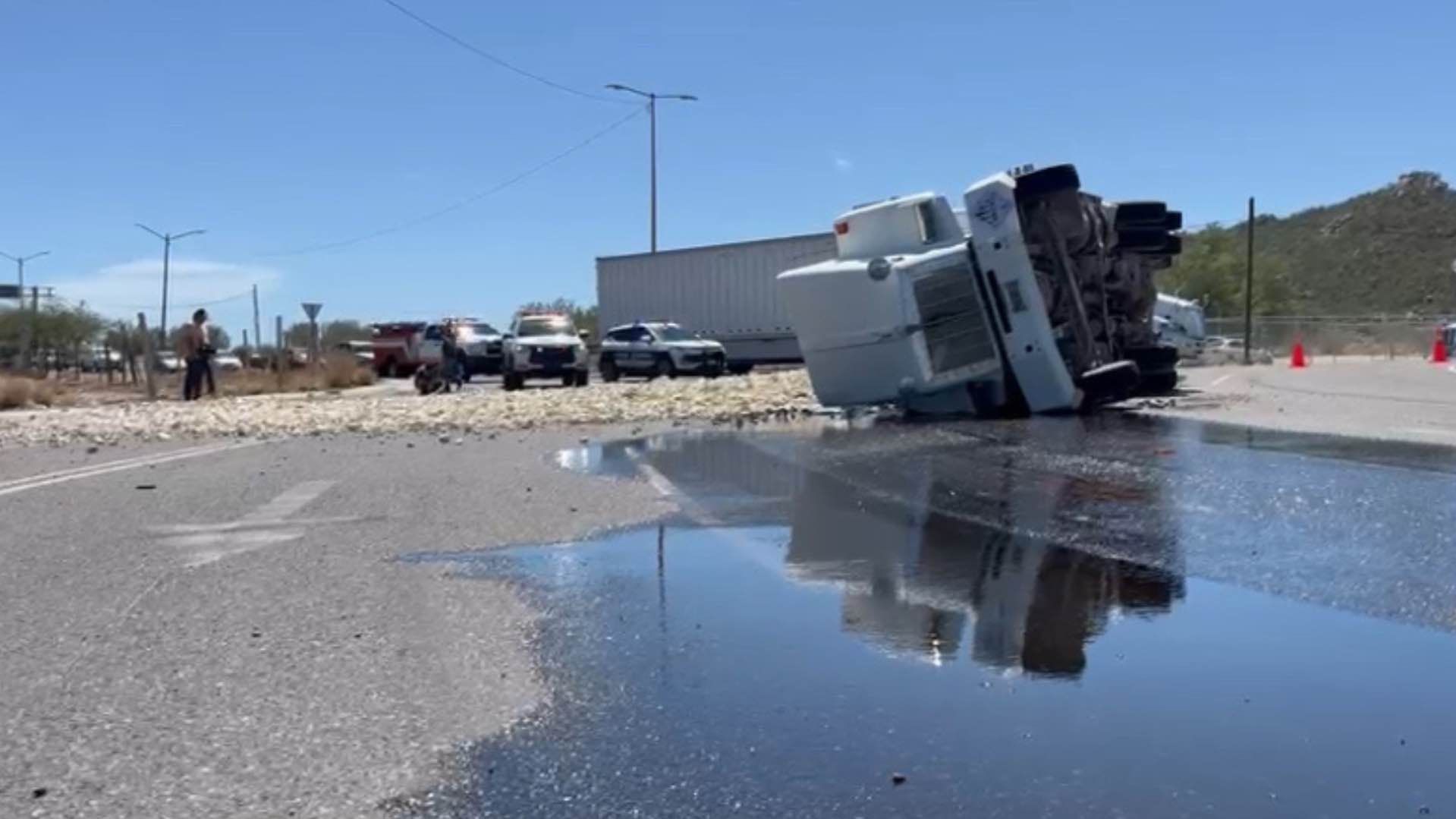 Vehículo de Carga se Voltea en Hermosillo; Se Derramaron Más de 600 Litros de Combustible