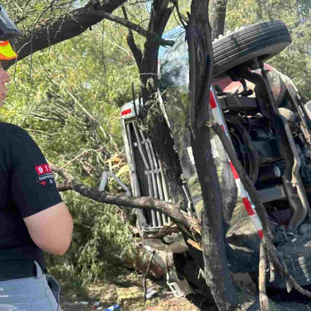 Tráiler Cargado con Cemento Sufre Accidente en Carretera a Laredo en Apodaca, Nuevo León