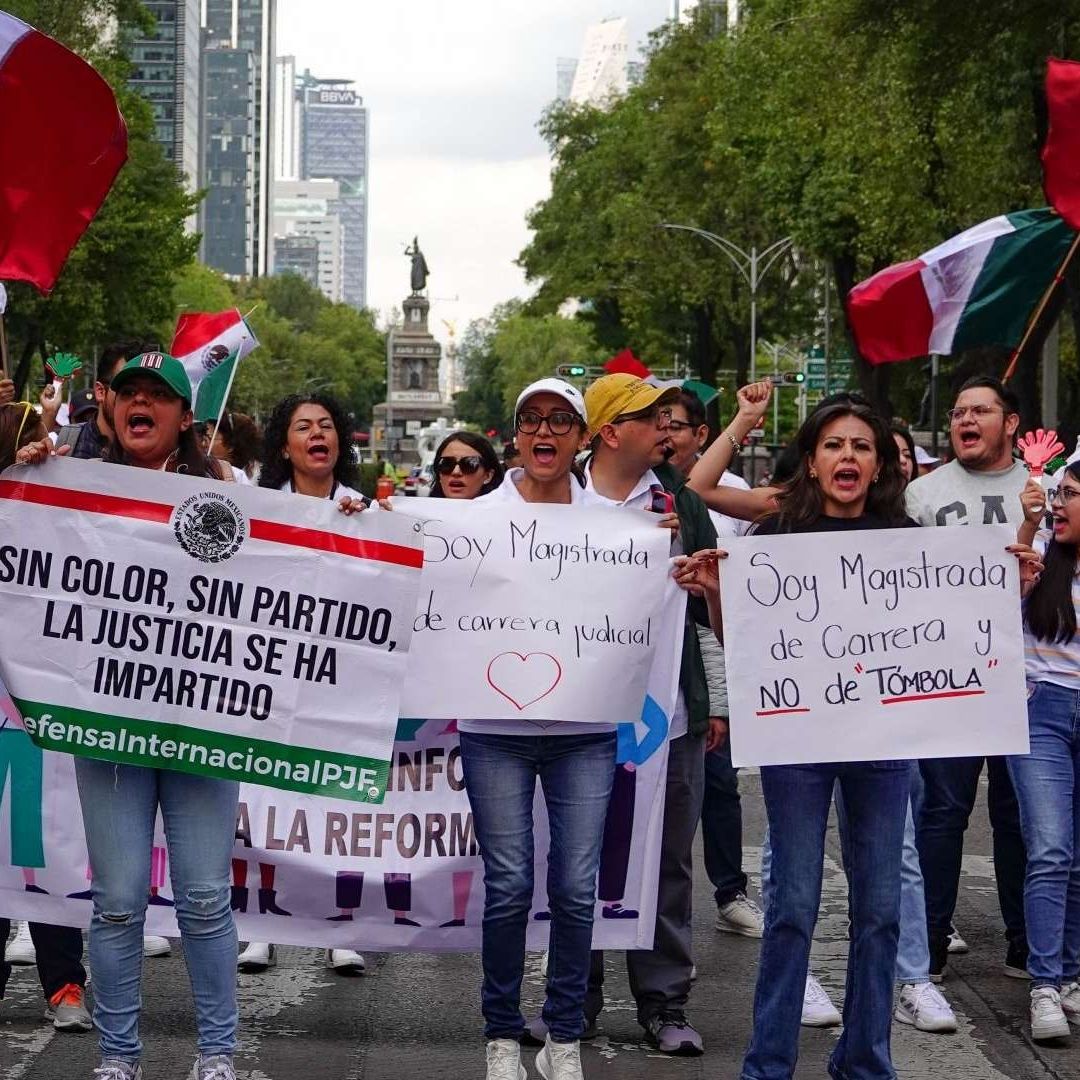 Trabajadores del Poder Judicial protestan en una de las sedes del Senado