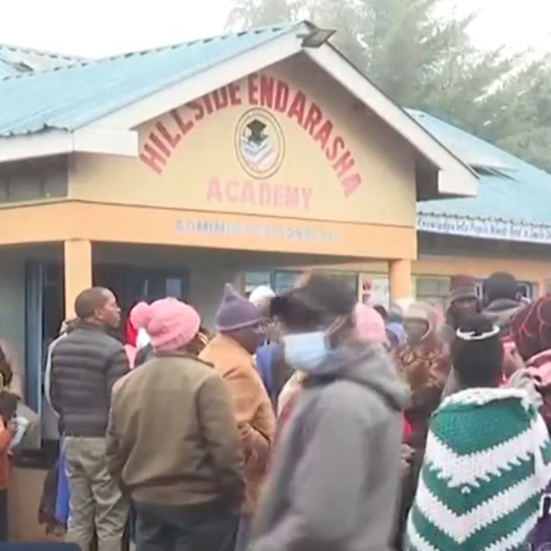 Incendio en Escuela Deja Al Menos 17 Estudiantes Muertos en Kenia
