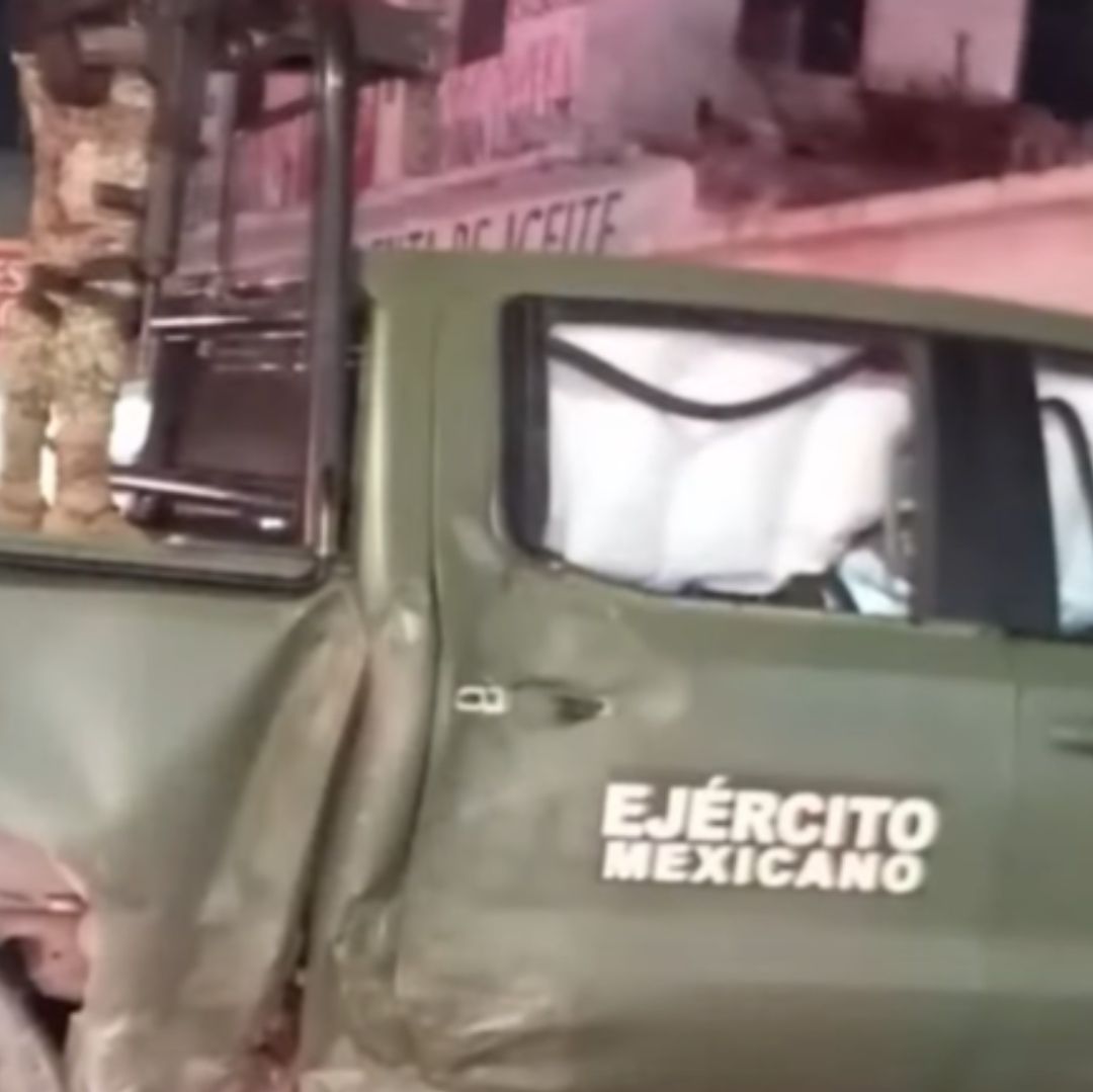Choque unidad Ejército Mexicano contra camioneta