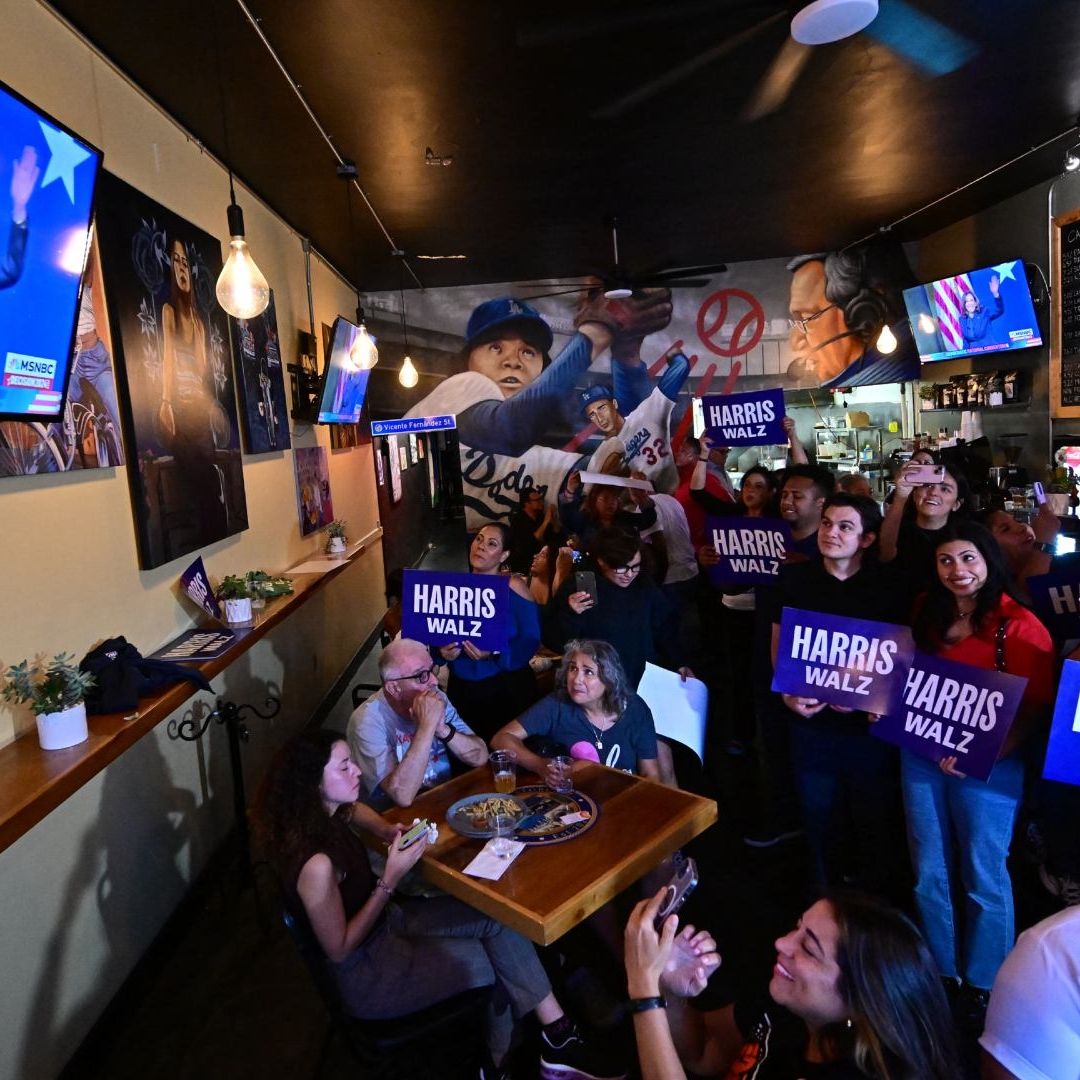 Recomiendan a Kamala Harris poner atención al electorado latino pues dicha comunidad tiene intenciones de votar por ella. Foto AFP