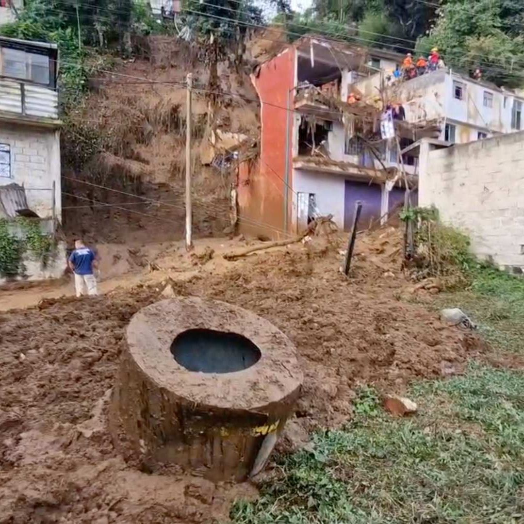 Deslizamiento de tierra en la colonia 9 de Abril, en Xalapa