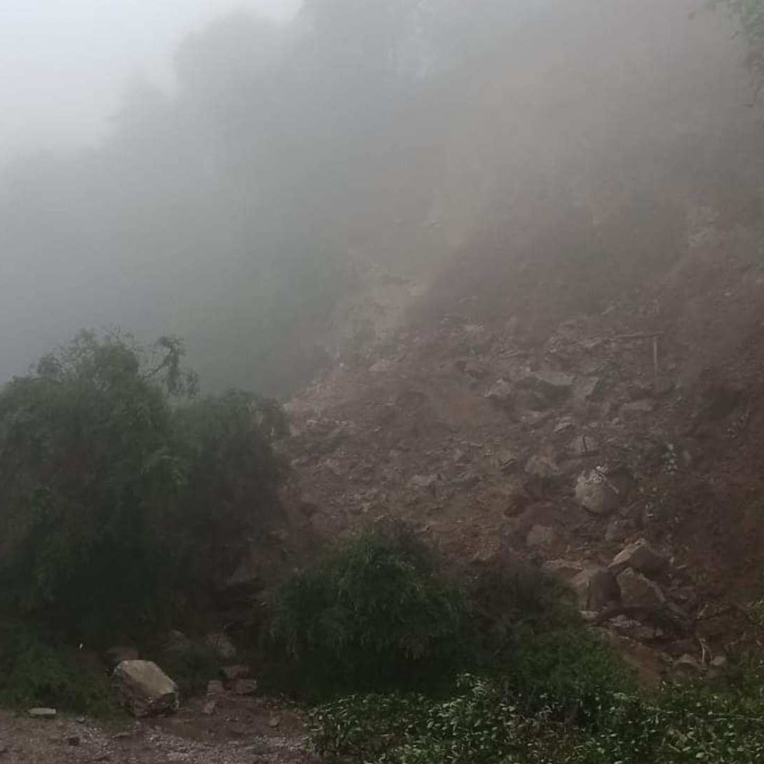 Cierre en Carretera Federal 120 San Juan del Río-Xilitla por Derrumbe en Pinal de Amoles