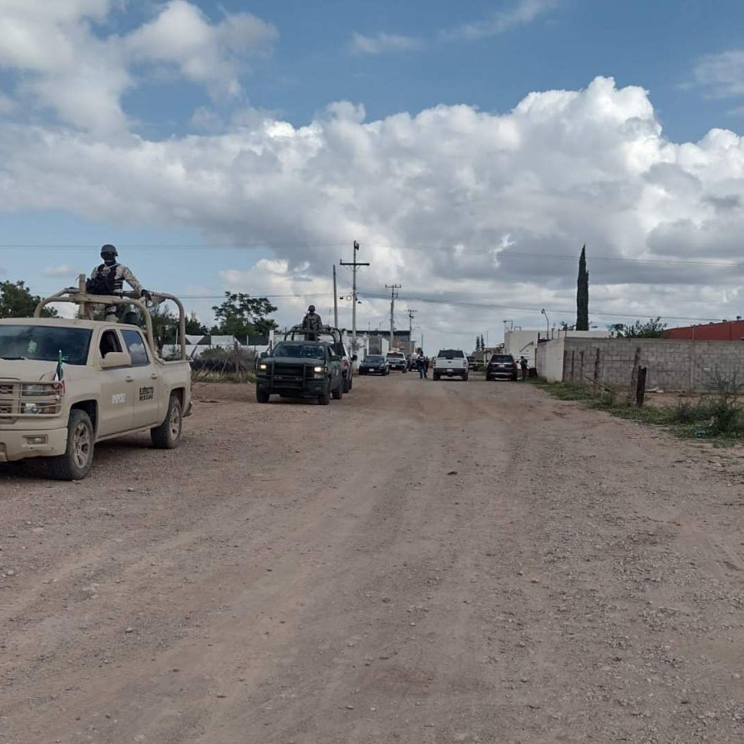 Elementos de seguridad afuera de granja en la colonia Granjas del Valle, en Chihuahua Capital
