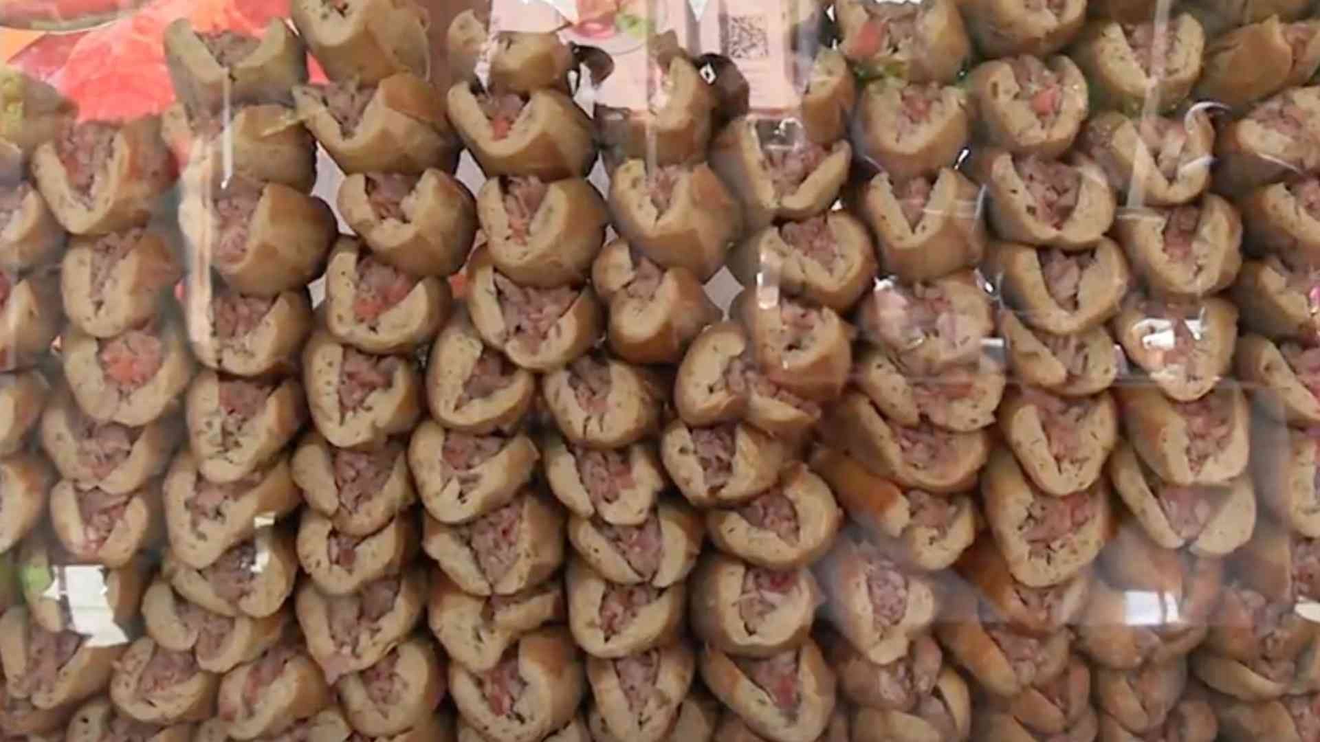 Tapatíos se forman para comer tortas ahogadas