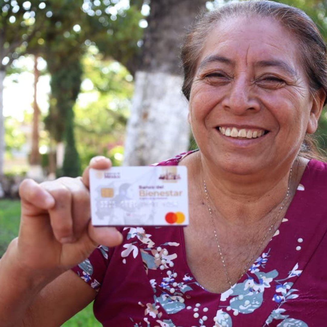 Mujer con tarjeta del Bienestar