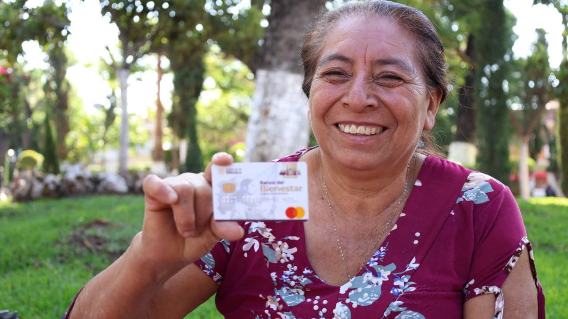 Mujer con tarjeta del Bienestar