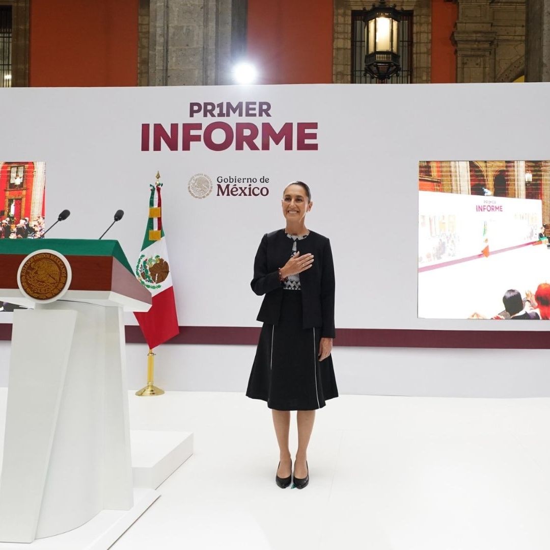 Una mujer feliz, vestida de color negro.