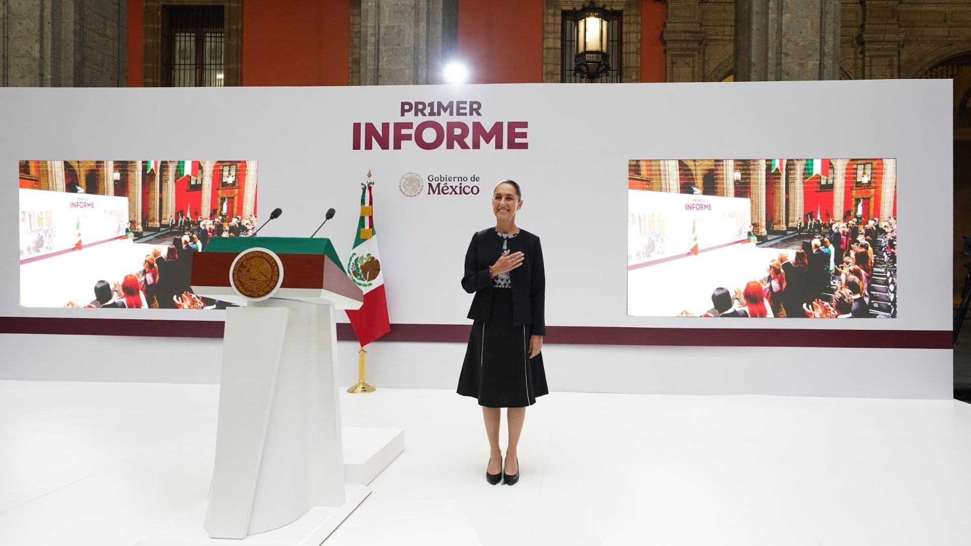 Una mujer feliz, vestida de color negro.