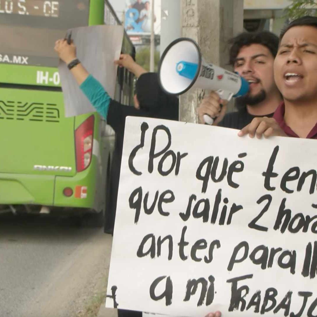 Manifestantes en contra del aumento tarifario al transporte público de Nuevo León