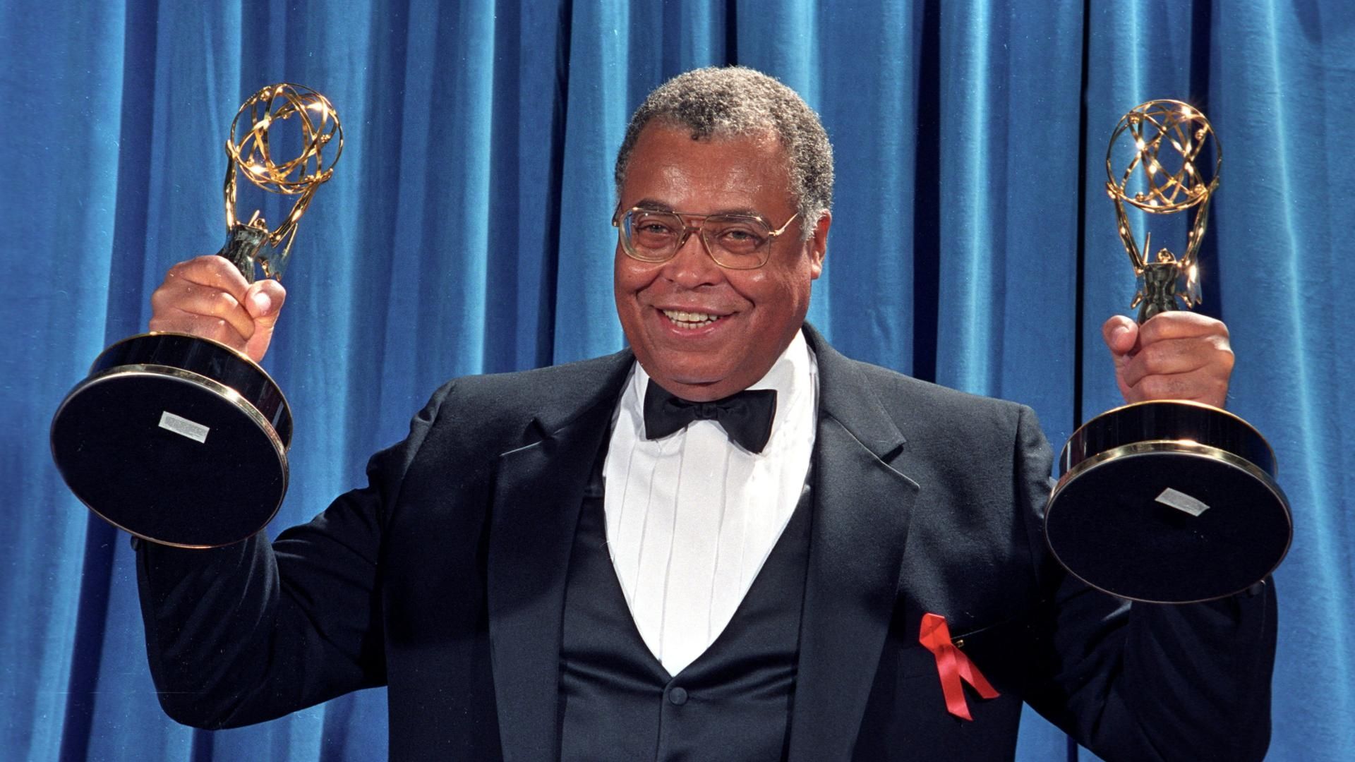 James Earl Jones sostiene dos Emmys que ganó en 1991.