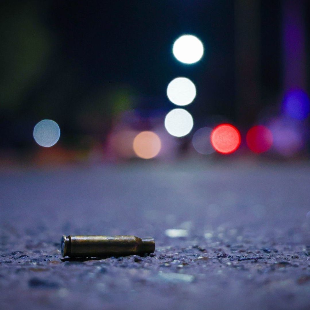 Las instituciones priorizan la protección de su comunidad estudiantil mediante la suspensión preventiva de actividades presenciales cuando se registran incidentes violentos en la zona.