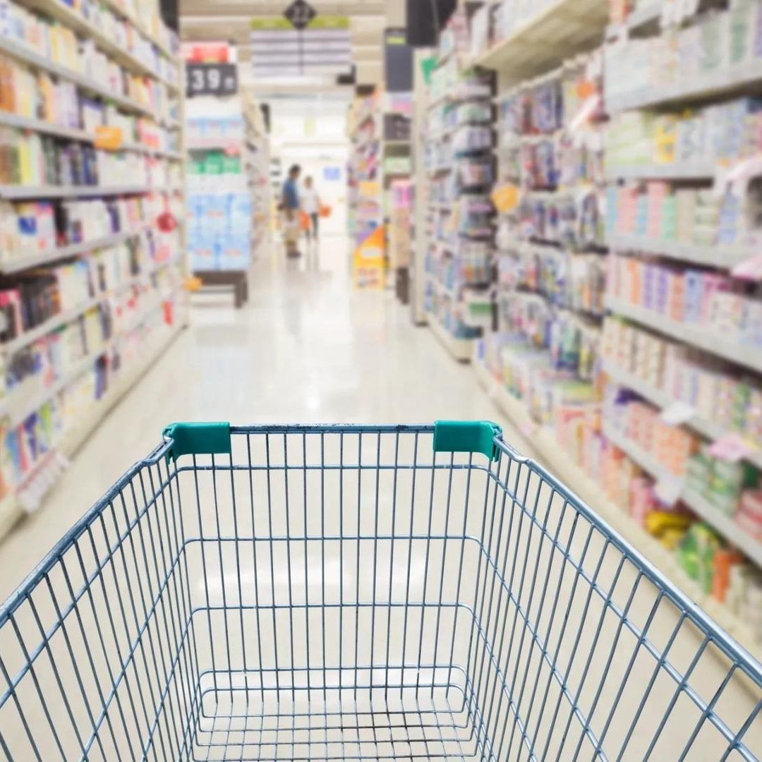 Clientes realizan compras de medicamentos