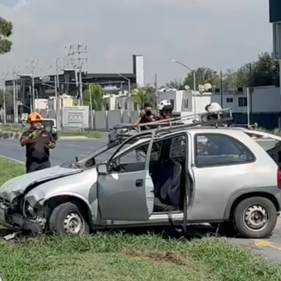 Volcadura auto Carretera Nacional