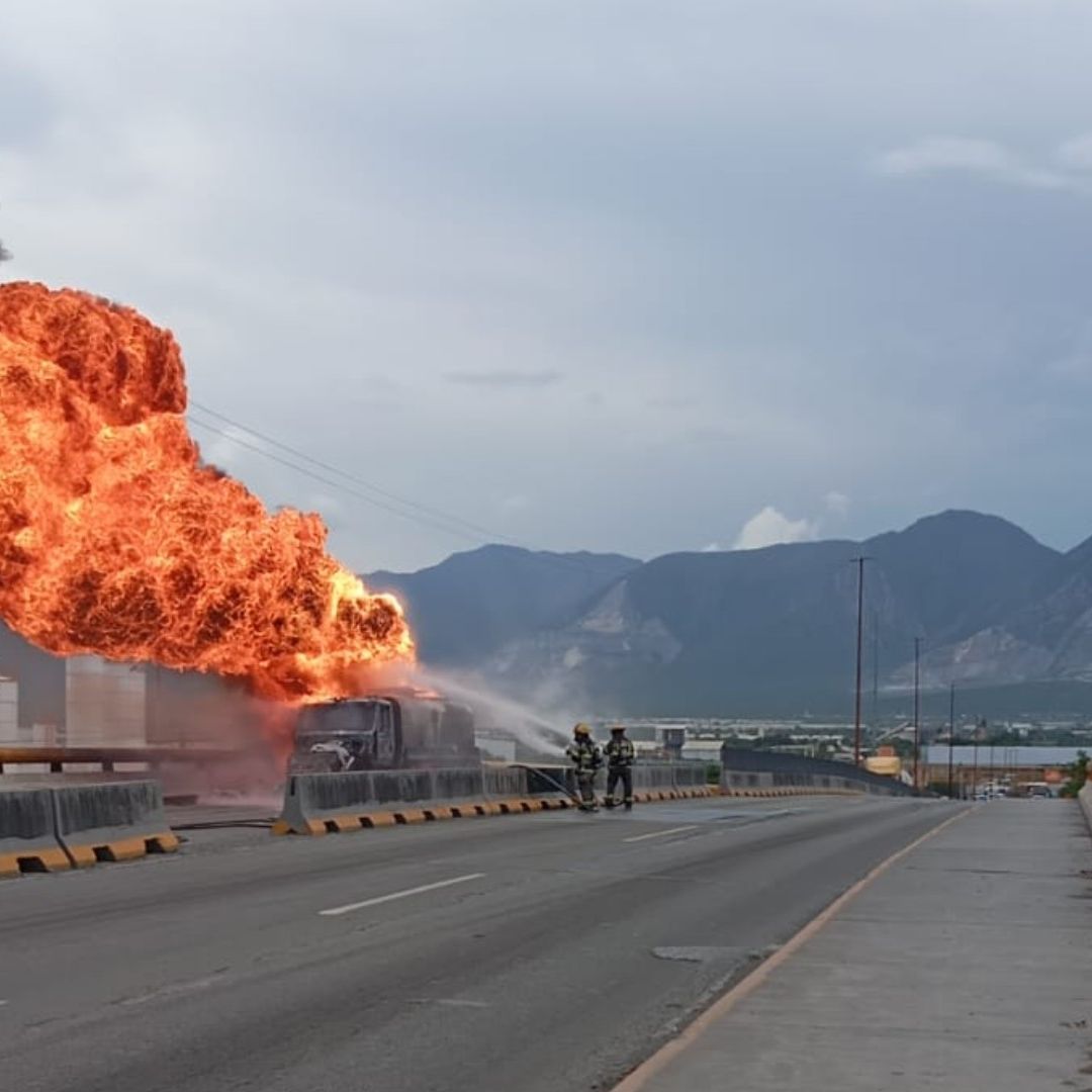 Explosión e incendio de pipa en Escobedo