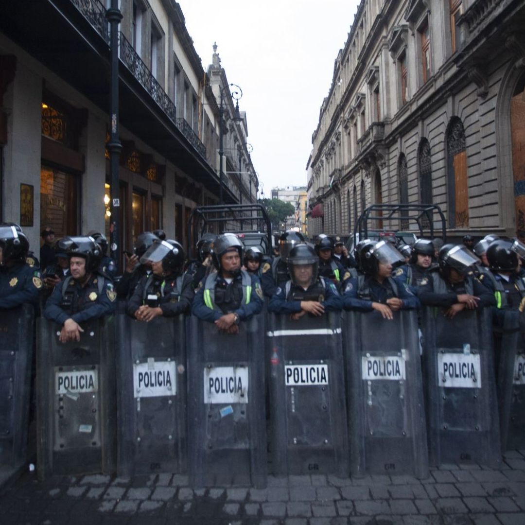 Granaderos cubren las entradas a la antigua sede del Senado
