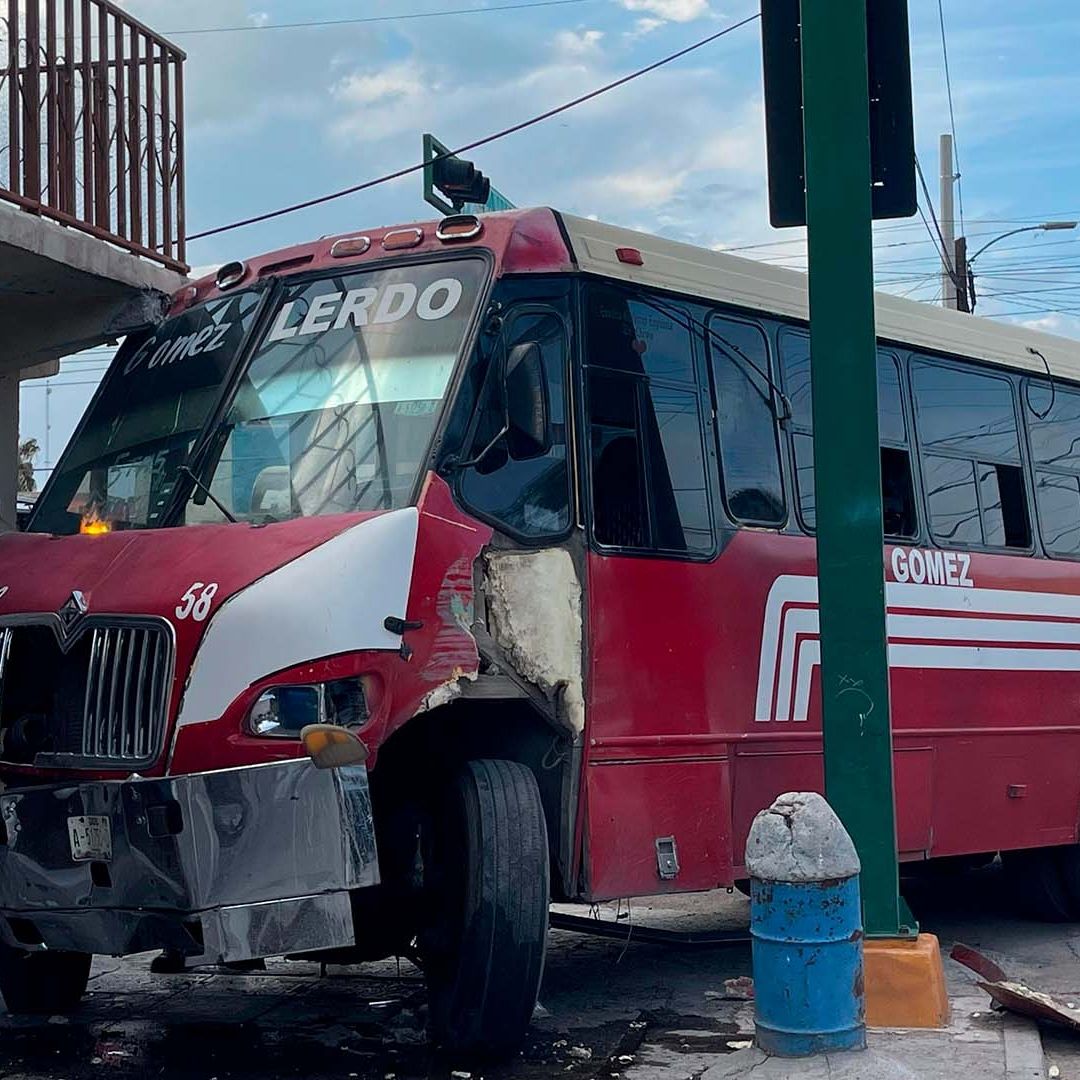 Camión de Pasajeros Choca Contra Casa tras Accidente con Carroza en Gómez Palacio; Hay 6 Heridos