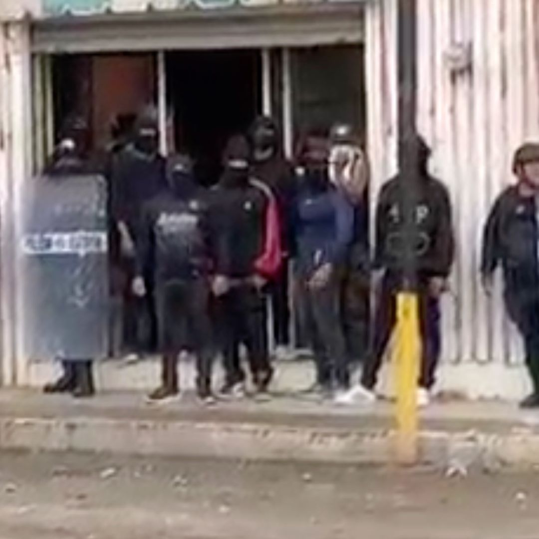Granaderos lanzan gas lacrimógeno en intento de desalojo contra familia en Ajalpan, Puebla.