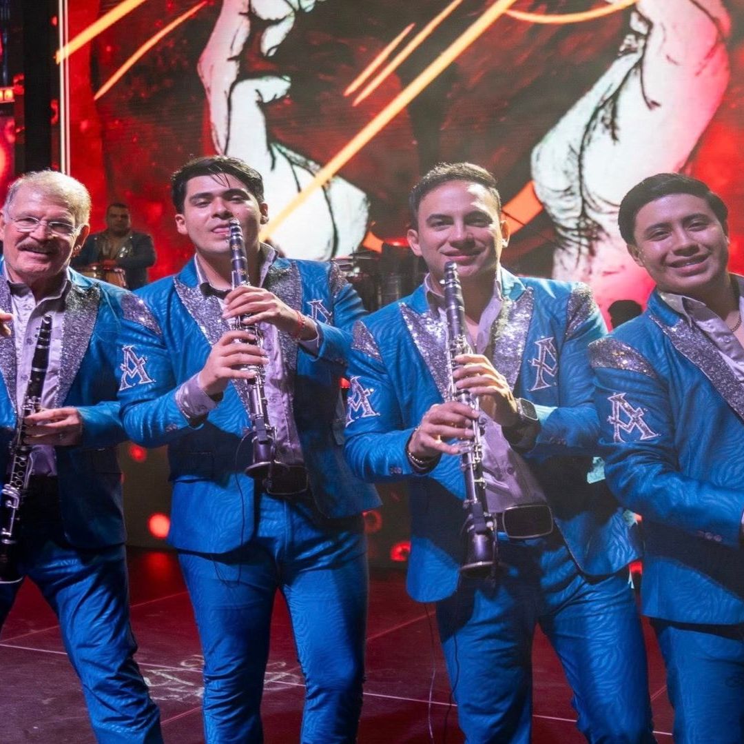 Músicos usan traje azul.