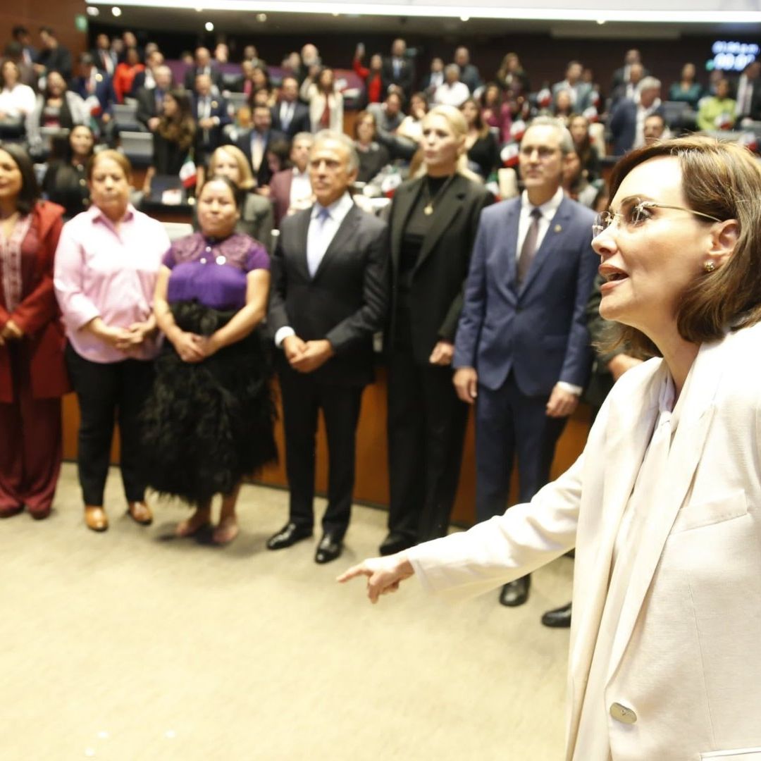 La senadora Lilly Téllez le aventó 30 monedas a Miguel Ángel Yunes Linares y lo acusó de “traidor que vendió a la patria”