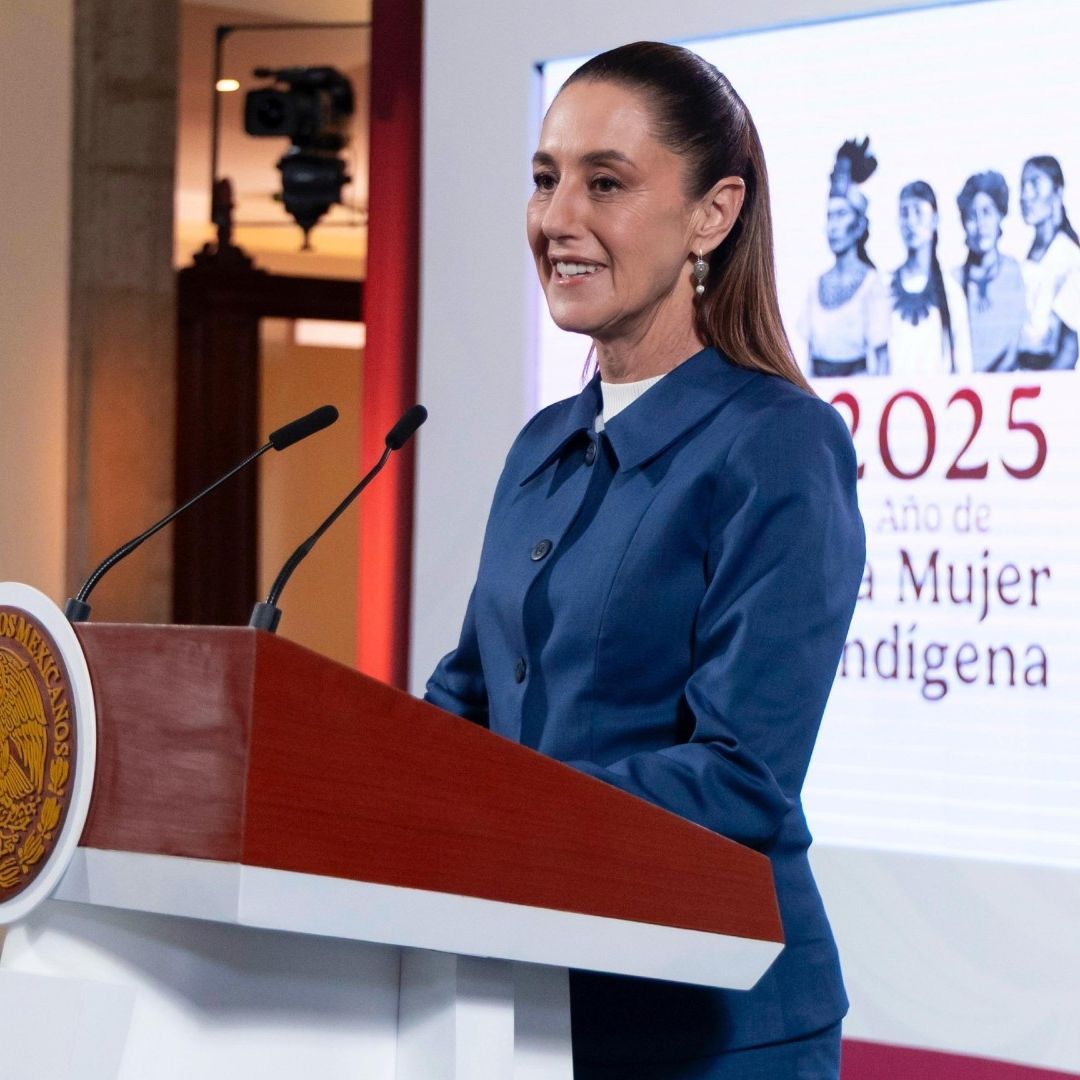 Claudia Sheinbaum sonríe durante conferencia de prensa