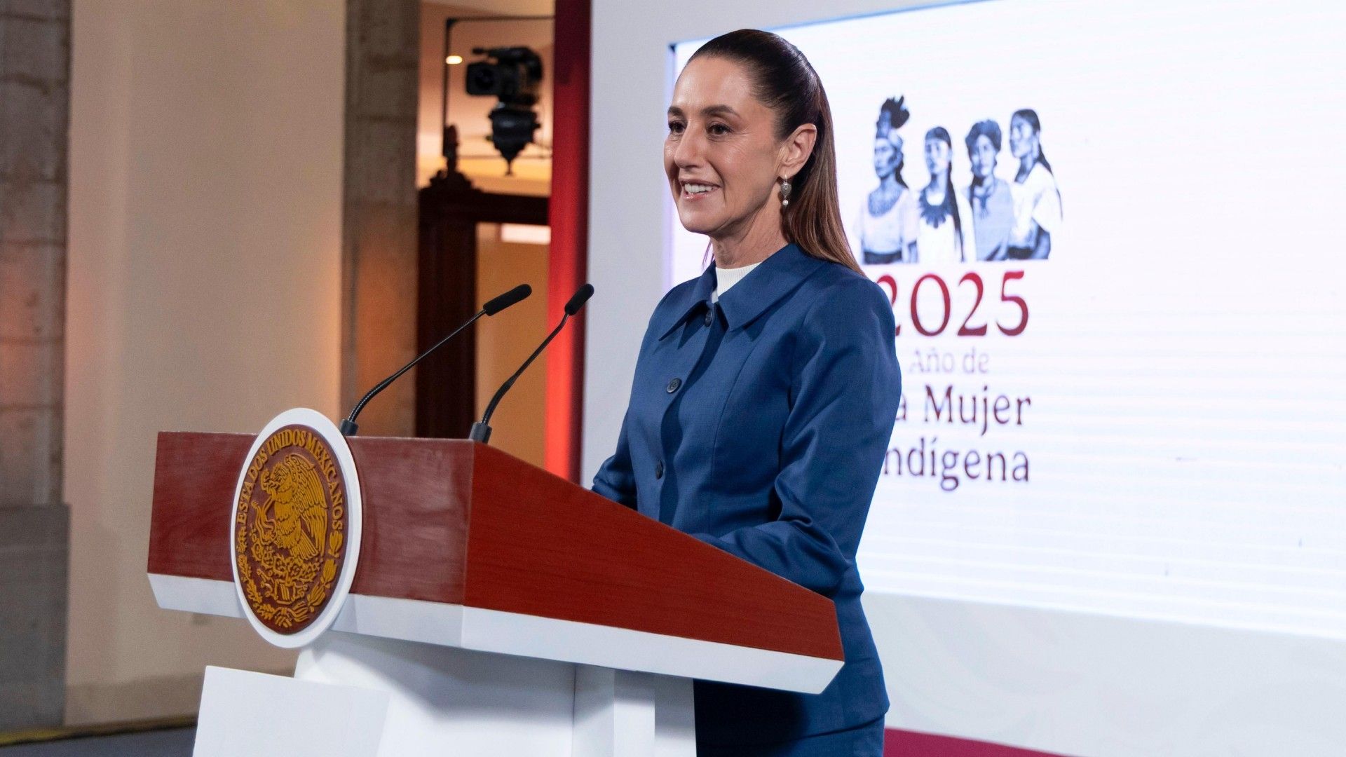 Claudia Sheinbaum sonríe durante conferencia de prensa