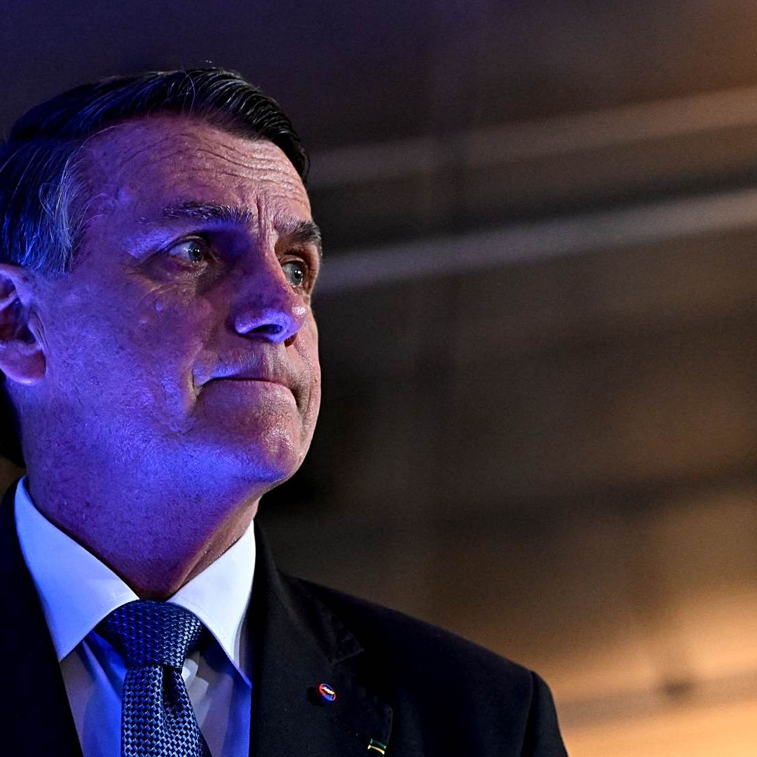 Jair Bolsonaro sale de conferencia de prensa en octubre de 2022, en Río de Janeiro