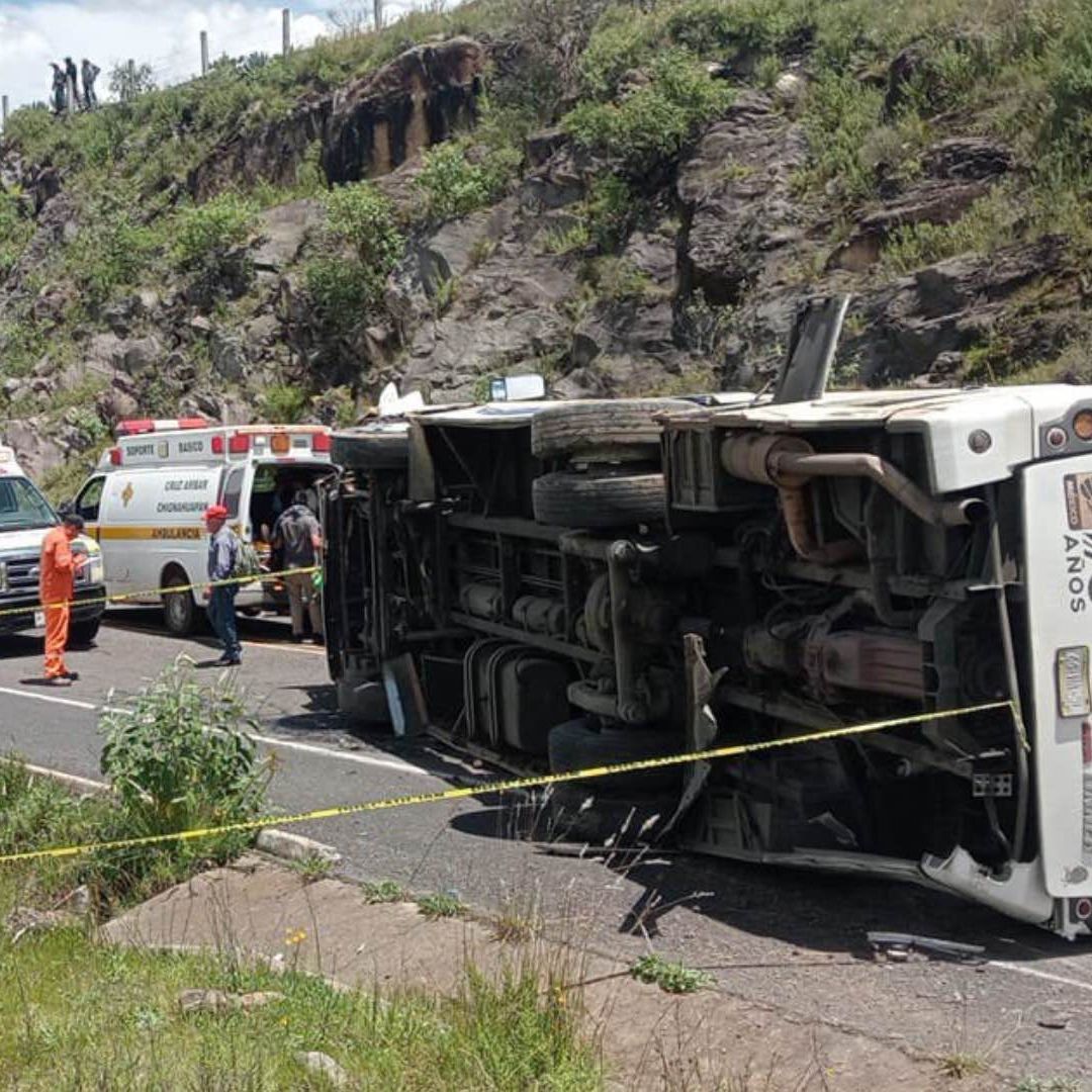 Accidente de Autobús de Pasajeros ATAH Provoca Cierre y Tráfico en la Autopista Apizaco Tejocotal